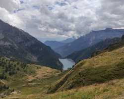 In lontananza il lago di Agaro